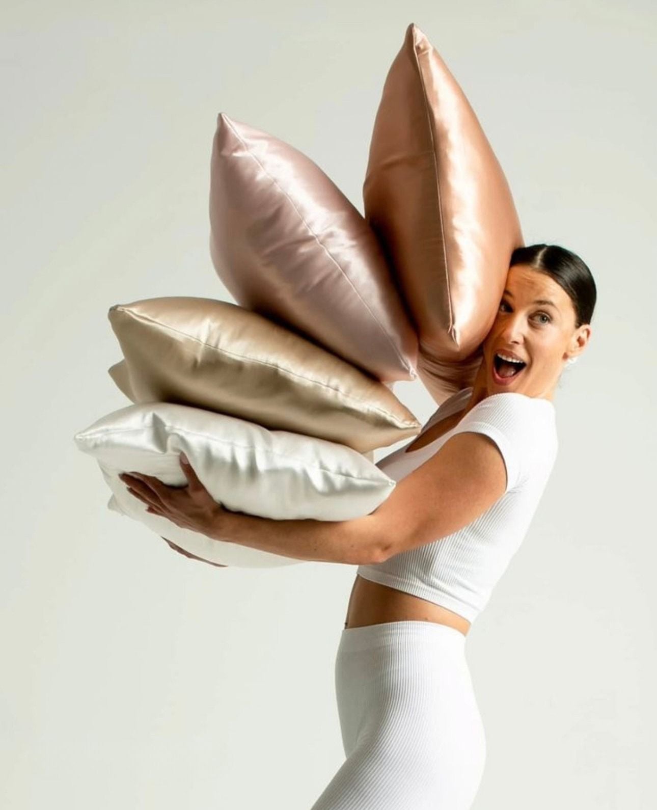 Coton vs Soie : Pourquoi votre taie d'oreiller vieillit votre peau prématurément (Preuves à l'appui)