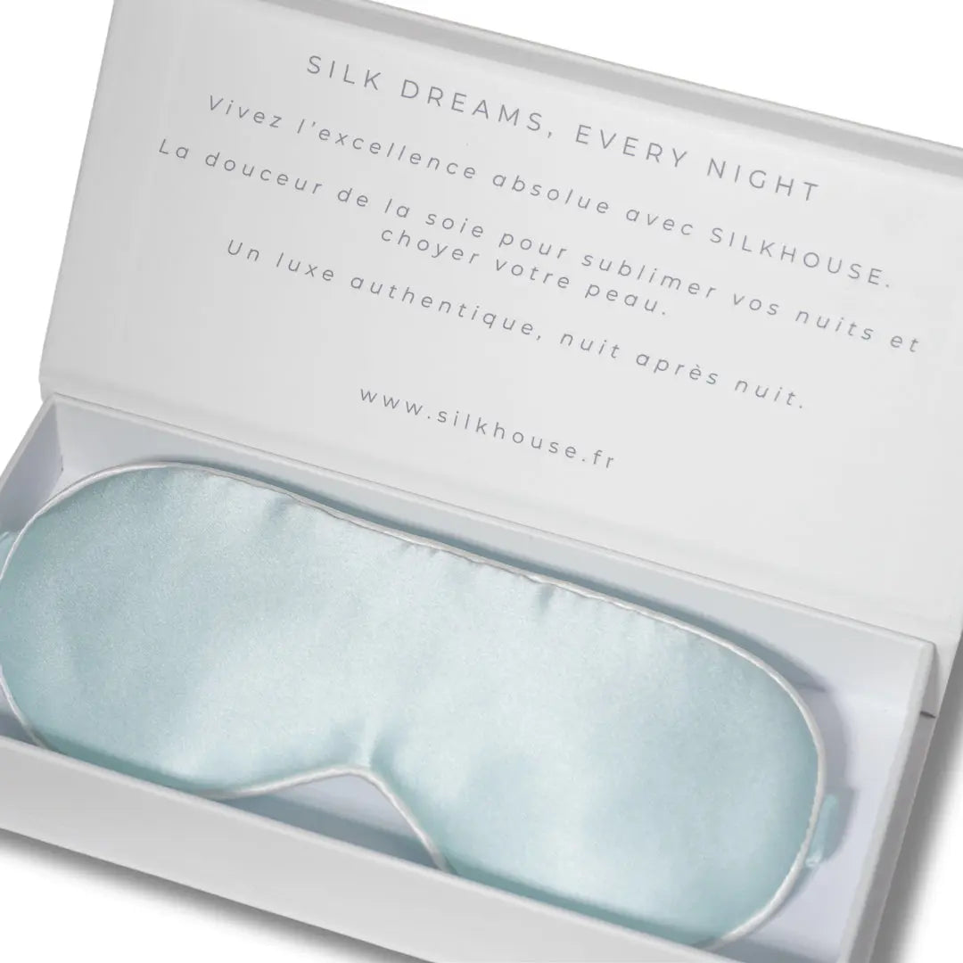 Masque pour les yeux en soie bleu pastel, idéal pour un sommeil réparateur