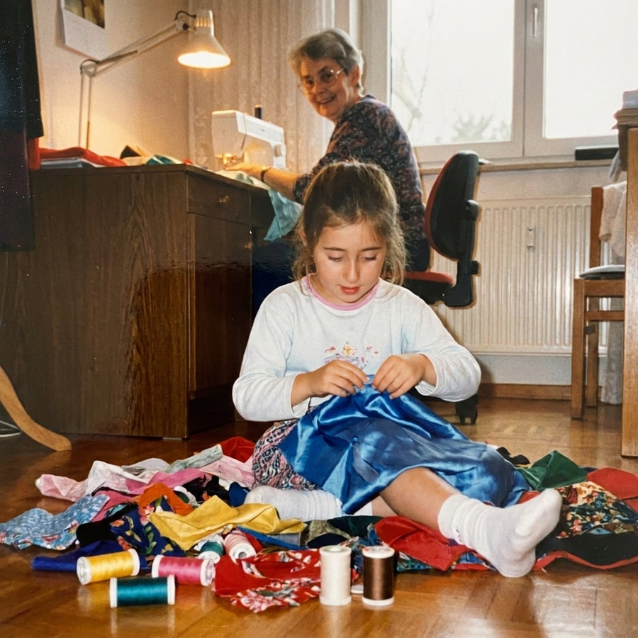 Clara grandit dans l'atelier. Elle apprend à reconnaître la qualité au toucher.